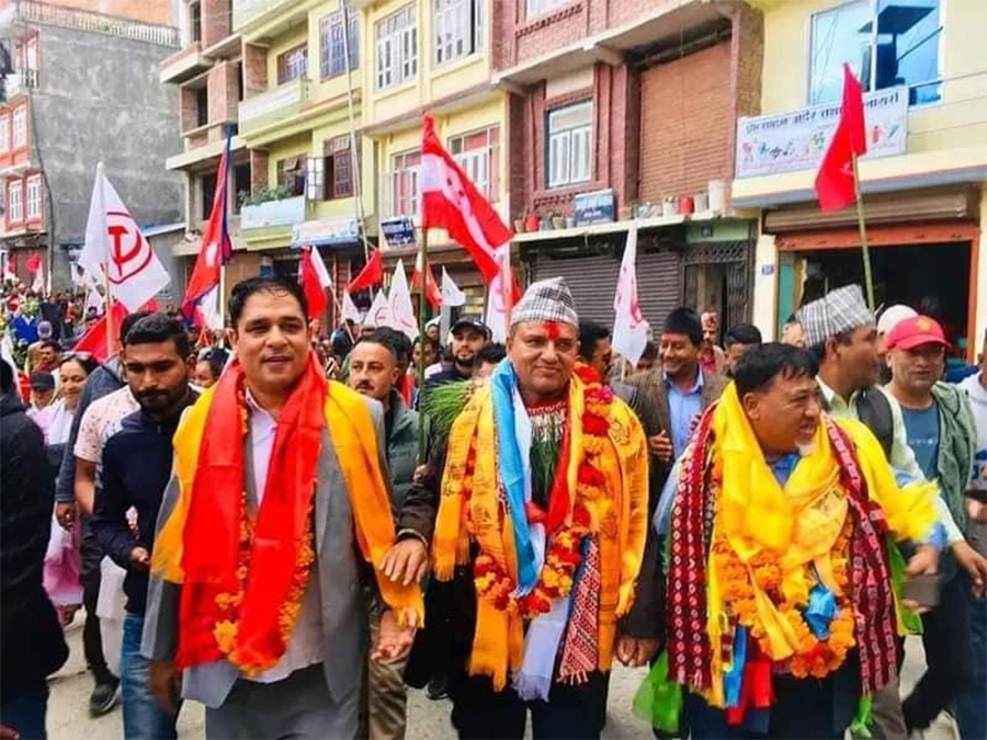 OnlineKhabar_En's tweet photo. #OkElectionUpdate #ResultWithOK #Nepal #NepalElections2022 #NepalVotes2022
#Dolakha #final
Ganga B Karki, Maoist Centre: 36,995 (WINNER)
Bal Krishna Siwakoti, UML: 36,477 https://t.co/xHUqKimzc6