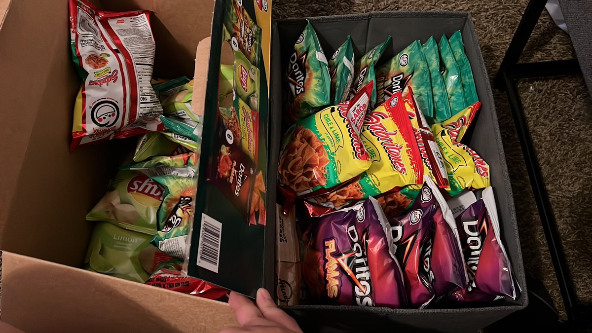 ibarrx's tweet photo. This box says 6 Doritos flamas, and I got 4. Does this mean I get a free box? 😔 @LAYS https://t.co/jPVAIgb1MD