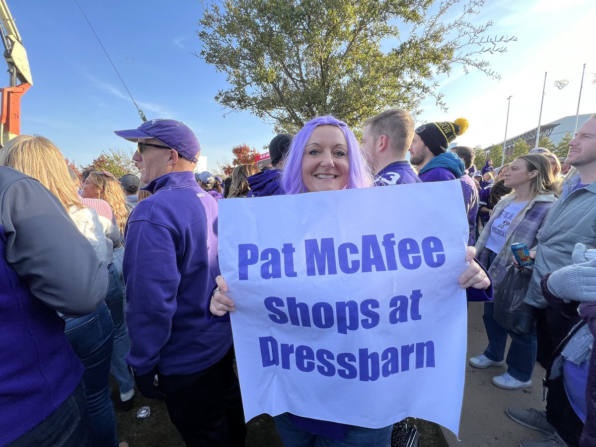 kstatevangirl's tweet photo. My BF @mitchmoss got our signs on Gameday a couple of different times! #EMAWAF #PatMcAfeeShopsAtDressbarn https://t.co/cK571p00Tk