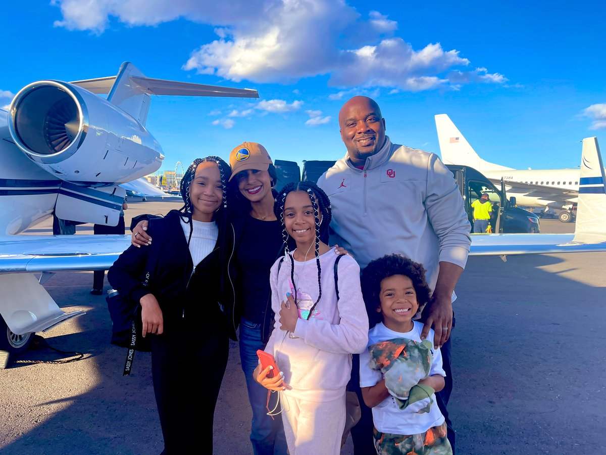 roywilliams31's tweet photo. We Here!!! Vegas Baby!!! @NFFNetwork @OU_Football 💪🏾💪🏾💪🏾 #Boomer https://t.co/Sxz9Q5I8VL