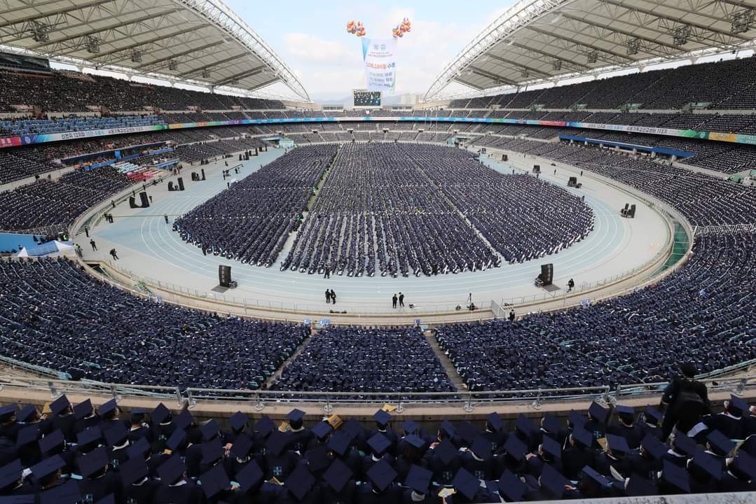 Katrinam1006's tweet photo. 通过照片来观看十万结业式 
⬇️⬇️⬇️⬇️⬇️⬇️⬇️⬇️⬇️

https://t.co/mOz3JYGoSs
#新天地耶稣教会 #举办_10万结业式 #世界最大规模 #仅用1年时间 #106186名结业生 #培养_全世界_结业生 #世界级 #井然有序 #安全第一 #锡安基督教宣教中心 #话语 #认可 #全世界涌来 #毕业 #大邱 #相生 #助力_地方经济 https://t.co/p1BXfXbAJM