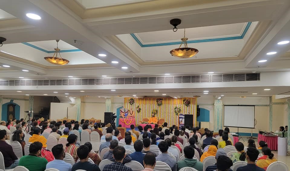 Sw_Mukundananda's tweet photo. Concluded two days of program and book launch in Mumbai. Here are some glimpses.
#SwamiMukundananda https://t.co/INP2mLmEEd