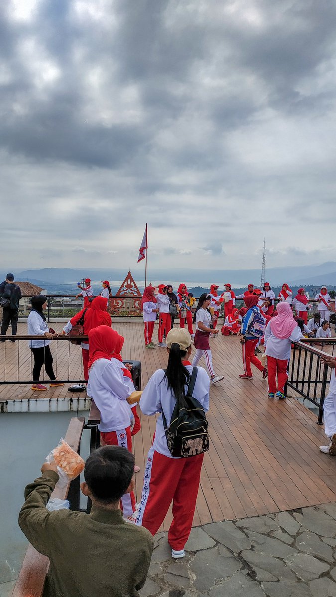 Bakal Viral nih spot ini 
Bandungan emang istimewa 
Tepatnya di alun alun Bandungan 
Jangan lupa jaga kebersihan