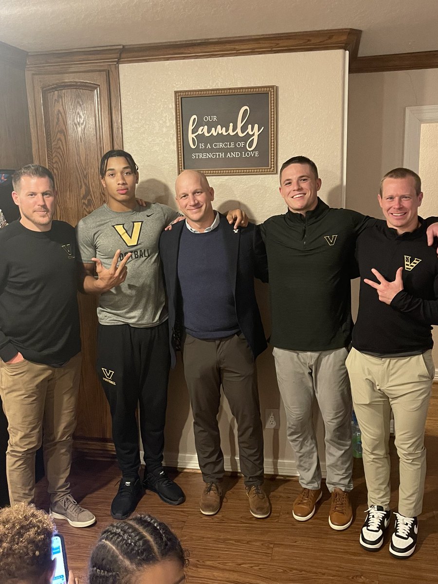 randonfontenet3's tweet photo. GREAT Home visit with @Coach_Lea @CoachHowellVU @Coach_Lezynski @jimmythompson__ Much appreciated VANDY LOVE 🖤⚓️ @Kendall_Lawson3 @CoachBox6 @VandyFootball @VandyTracker @DoresRecruiting https://t.co/aWNtjCnfiC
