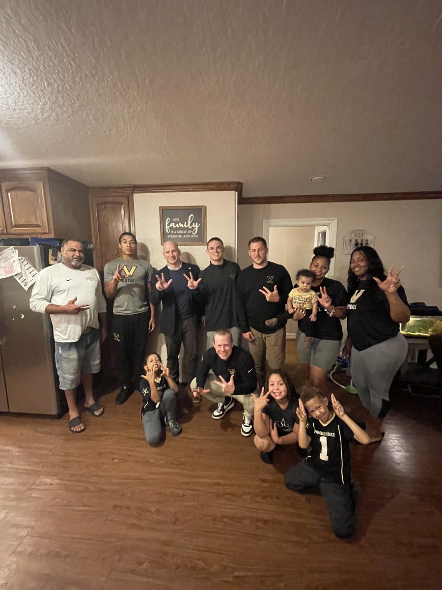 randonfontenet3's tweet photo. GREAT Home visit with @Coach_Lea @CoachHowellVU @Coach_Lezynski @jimmythompson__ Much appreciated VANDY LOVE 🖤⚓️ @Kendall_Lawson3 @CoachBox6 @VandyFootball @VandyTracker @DoresRecruiting https://t.co/aWNtjCnfiC
