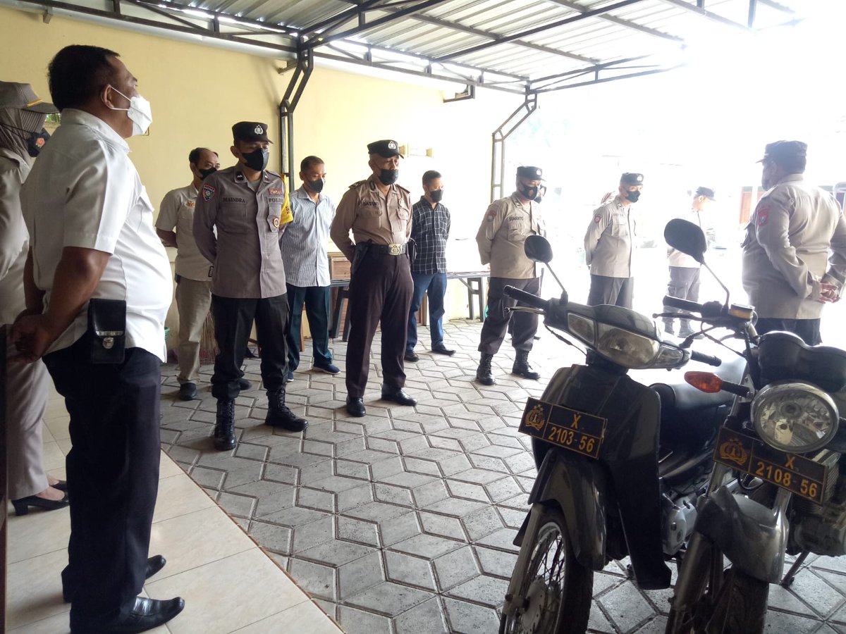 Polseksiman2's tweet photo. Apel Pagi dan APP yg dipimpin Kapolsek Siman AKP Sukron Mukarom diikuti oleh aggota Opsnal dan Staff Polsek Siman  bertempat di Mapolsek Siman. https://t.co/sbR1zmKWAP