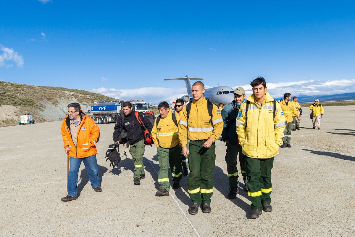 PoloSurTDF's tweet photo. ARRIBARON A LA PROVINCIA BRIGADISTAS NACIONALES PARA SUMARSE A LA LUCHA CONTRA EL INCENDIO EN LA RESERVA PROVINCIAL CORAZÓN DE LA ISLA

#tolhuin #tierradelfuego #ushuaia #brigadistas #incendioforestal https://t.co/OB5aDk29LM