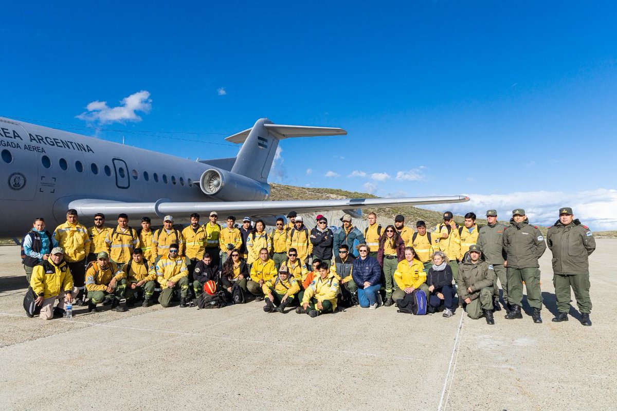 PoloSurTDF's tweet photo. ARRIBARON A LA PROVINCIA BRIGADISTAS NACIONALES PARA SUMARSE A LA LUCHA CONTRA EL INCENDIO EN LA RESERVA PROVINCIAL CORAZÓN DE LA ISLA

#tolhuin #tierradelfuego #ushuaia #brigadistas #incendioforestal https://t.co/OB5aDk29LM