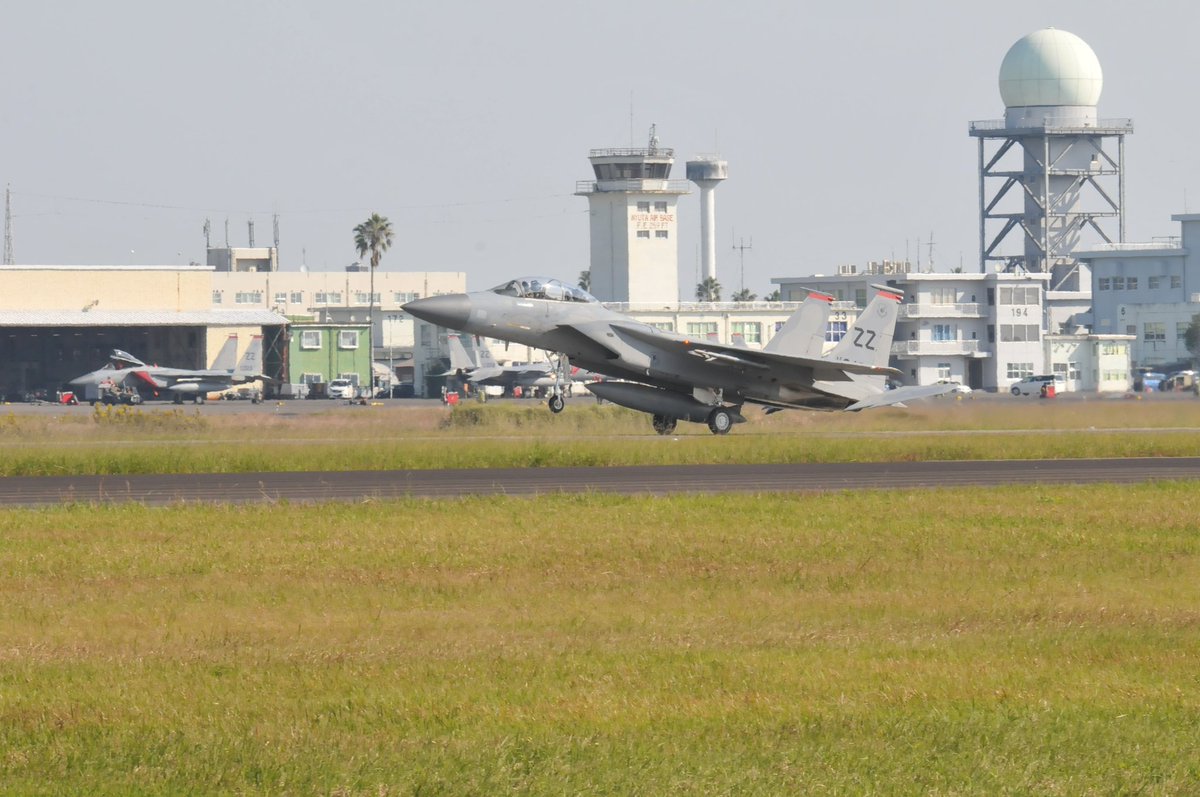fatmantaisa's tweet photo. バイバイCokc‼️
#67FS
#嘉手納基地イーグル
#新田原基地
#管制塔と飛行機が写った写真 https://t.co/HYZZeFY8Z5