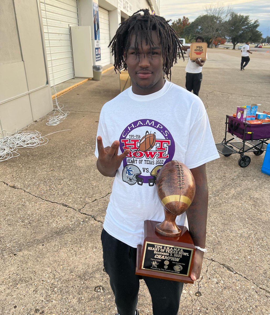 StreadyHiram's tweet photo. Had to walk a whole lotta miles to get here it’s safe to Ima take the cake for this year I would say try again next year but next year probably gone be my best year♻️#crazdawg Year 1 done @Coach_JL51 https://t.co/bxnCKU4UTl