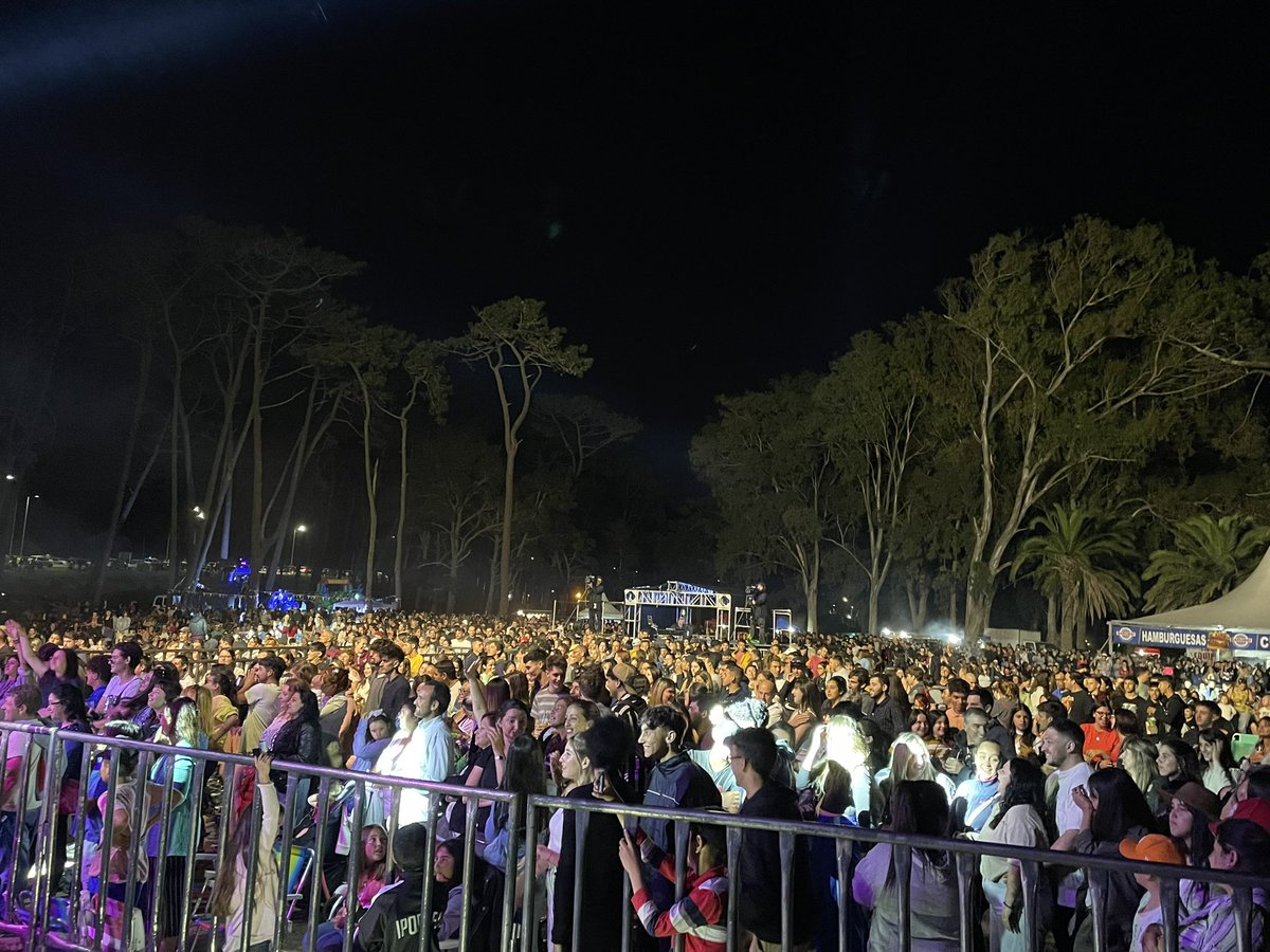 FocusPunta's tweet photo. Impresionante el público en la #Puntafest
Miles de personas disfrutando de espectáculos al aire libre gratuitos para todos en una noche de #pretemporada imponente!!
@MaldonadoUY https://t.co/iPXzDXiJma