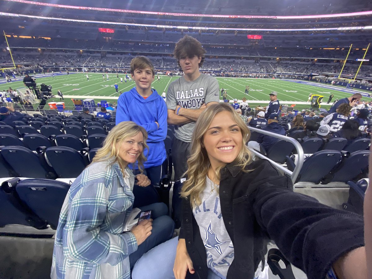 julia_harrisonn's tweet photo. #CowboysNation https://t.co/i4cEqL82Yl