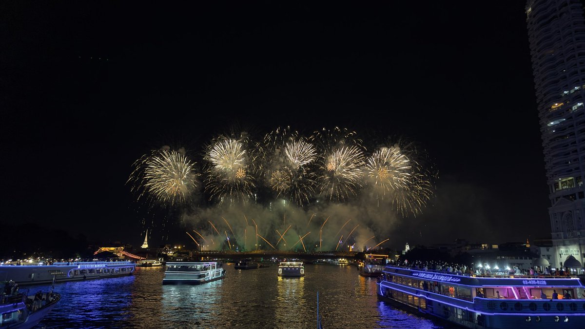 RTPree1970's tweet photo. Fireworks Celebrating apec 2022 Bangkok Thailand #NEOCITY_THE_LINK_BKK #rtpree1970 https://t.co/OkkTBxuNNL