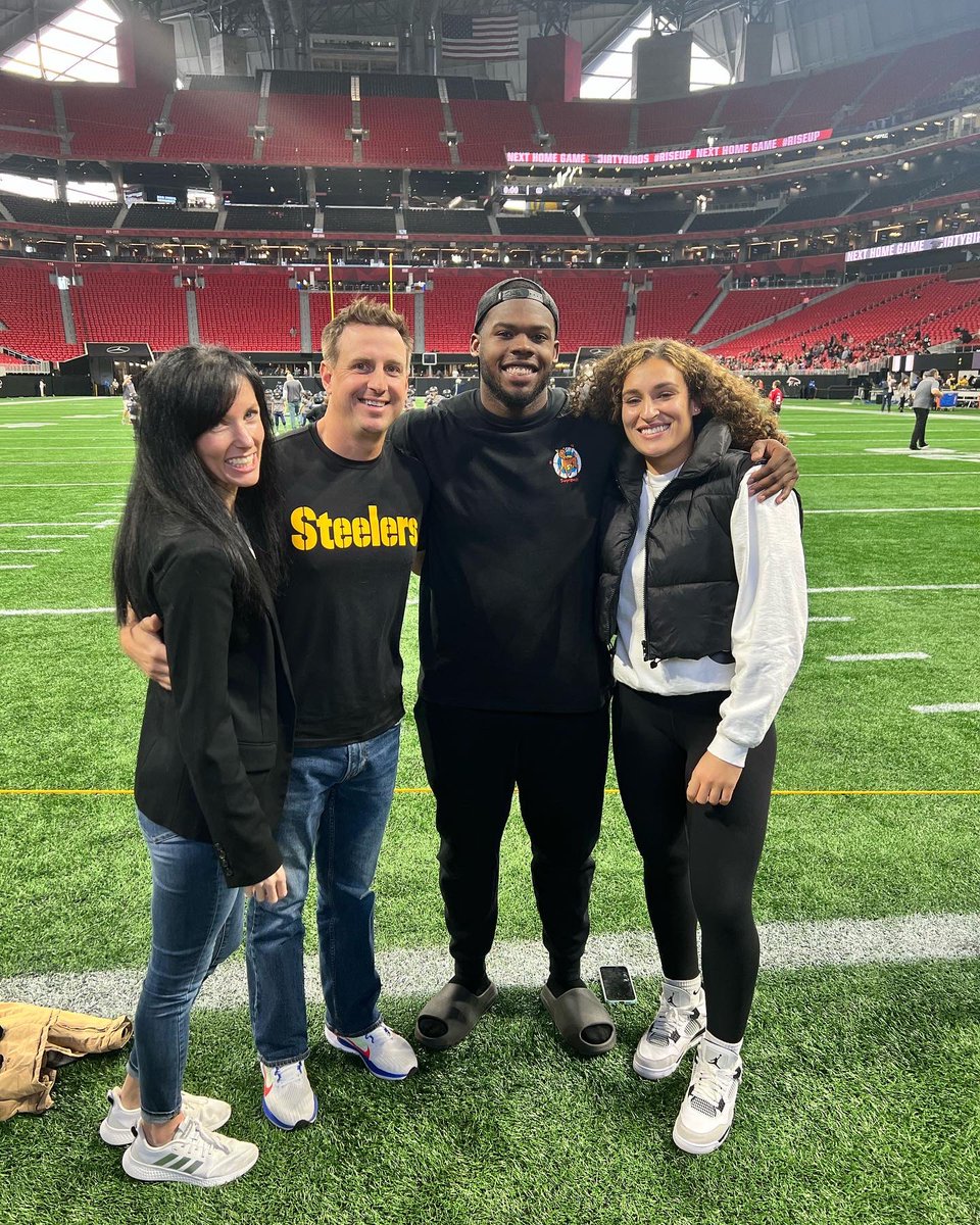 Great time watching @pharvin27 drop dimes on the Falcons today! Having my beautiful wife @jen_giugliano with me made it even better! @KohlsKicking