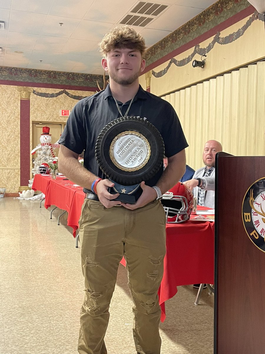 SaraNiese's tweet photo. Football Banquet ♥️🧲🖤 @gossard_jr #SeniorYear #AllStateAcademic #IronmanAward #ScholarAthlete #ProudMomma https://t.co/4RU9eIIUBM