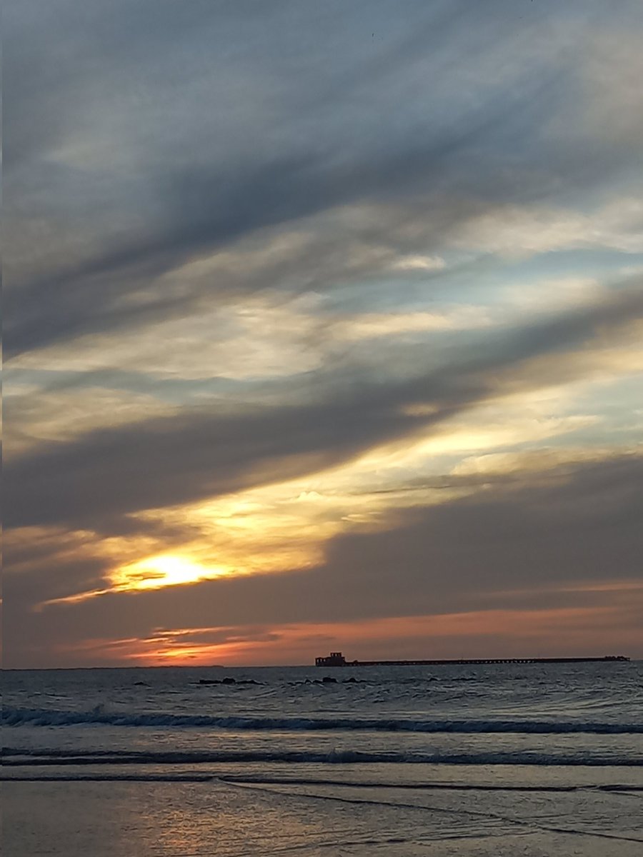 El mar, con sus tonalidades azules y con algunos naranjas ocasionado por el reflejo del atardecer.
El cielo, con sus grises, azules, amarillos y naranjas.
Y a lo lejos, el solitario fragmento que quedó en pie del muelle de puerto colombia.
.
.
Puerto colombia - Colombia