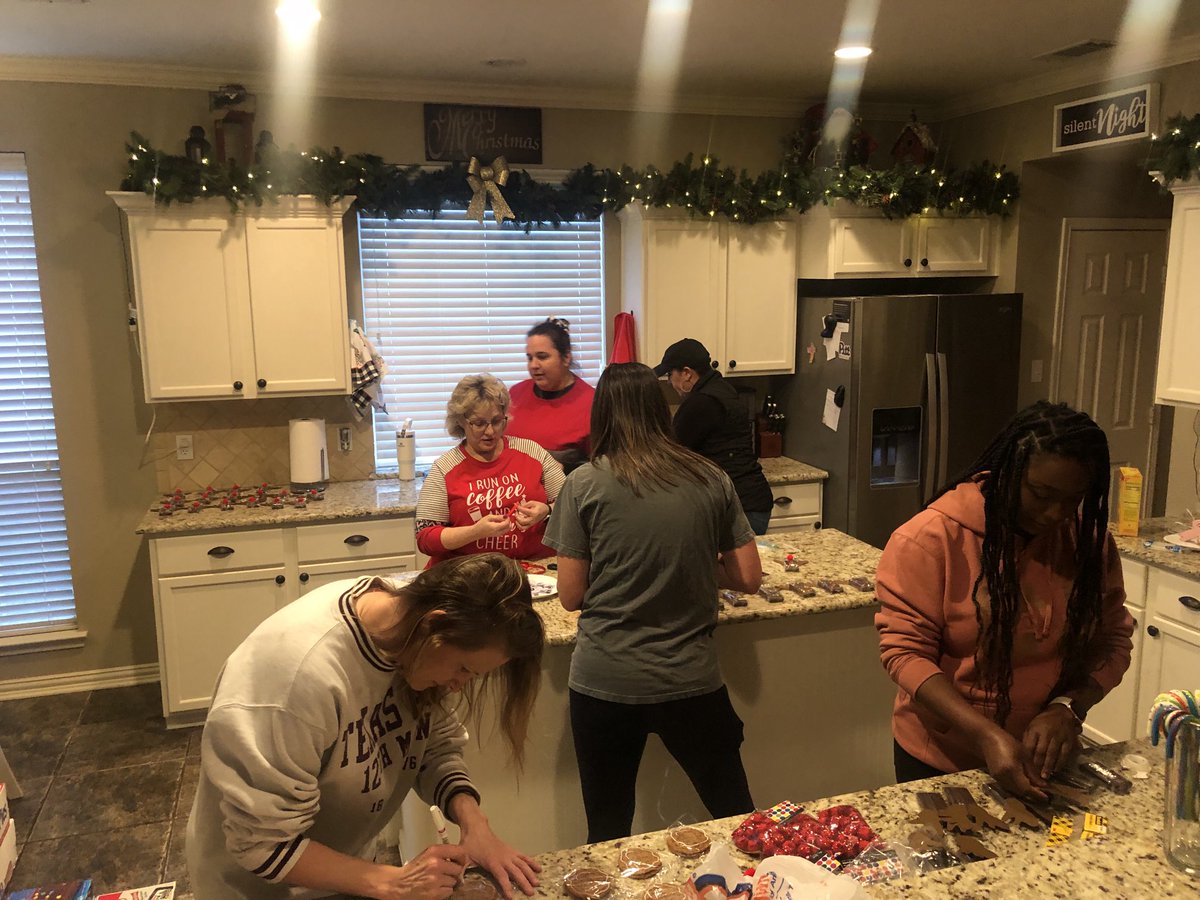 ClarkMSCougars's tweet photo. Are you in the holiday spirit!? Clark Admin is crafting to start the 12 days of holiday love! #santaslittlehelpers #cougarpride #FISDmadetoshine https://t.co/XWovbvtSt1
