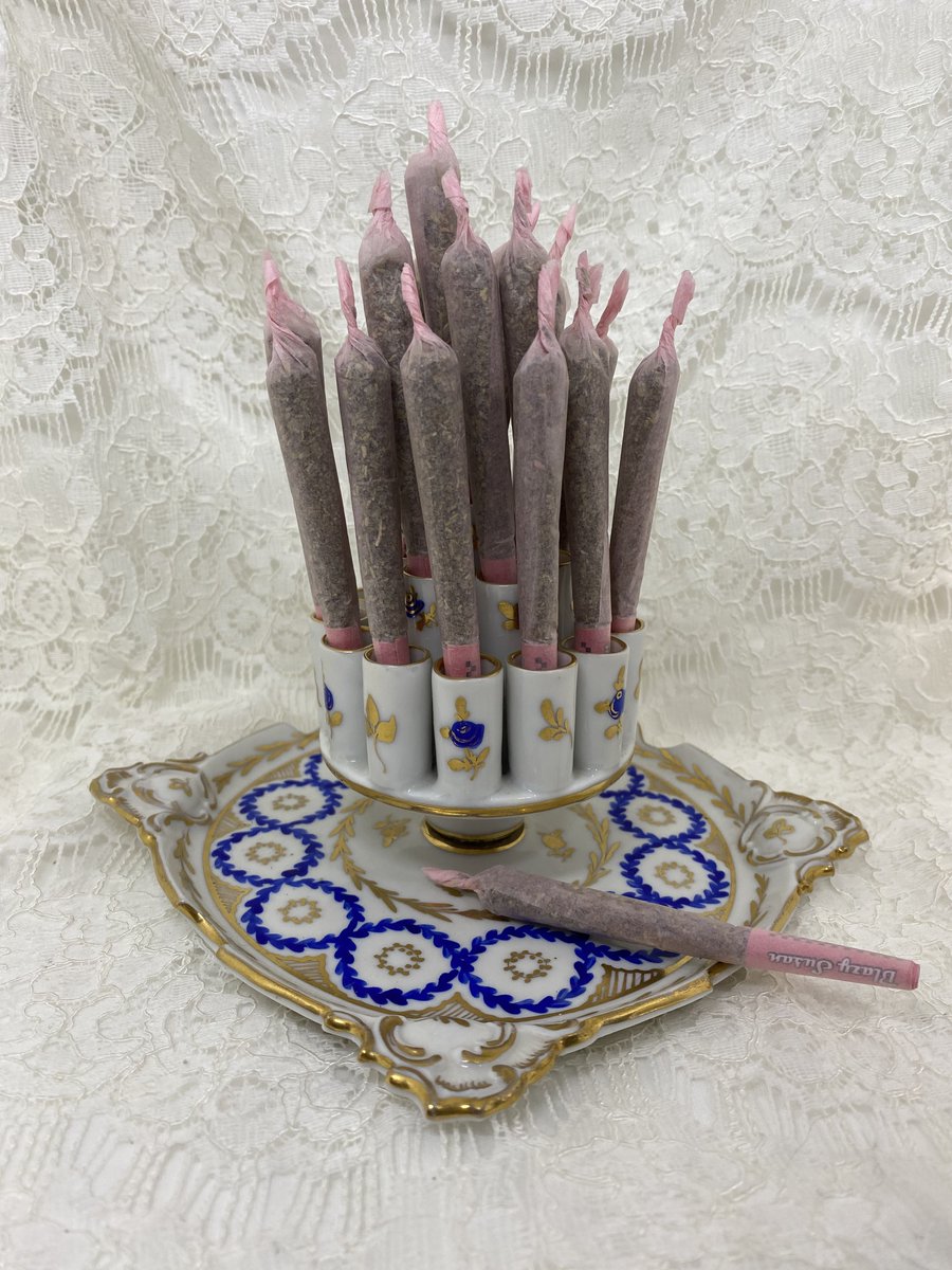 PeaceRoseShephe's tweet image. I make bongs out of decanters &amp;amp; vases. I also sell vintage smoking accessories💕
wastedwaterpipes.com