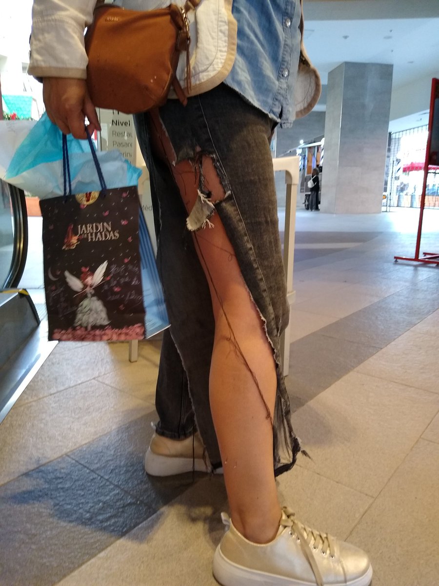 carodevalpo's tweet photo. Hoy en @BoulevardMarina al bajar x escalera mecánica, perfil de aluminio rajó mi jeans. El metal se introdujo por el pantalón, dejó contusiones en pantorrilla y muslo derecho. Cuál es la mantención de esa infraestructura? Quién fiscaliza? @TVNValparaiso @biobio @adnradiochile https://t.co/O4rWR8O6X8