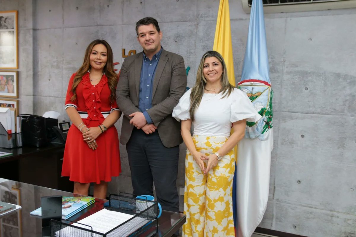 AnaJaIbarra's tweet photo. Con @ChrisANeilson, presidente de @ConsiliumBots, suscribimos acuerdo de cooperación internacional para combatir la deserción escolar y promover el acceso a la educación superior. Es un honor que hagamos equipo por la #Educación y que sea lector de mi cuento 'Amigos Invencibles'. https://t.co/QHPgnj817u