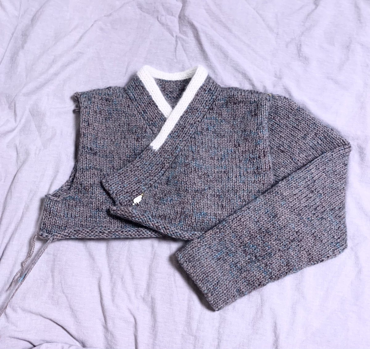 KnitSeDN's tweet photo. 다음 도안 준비 중이에요
코트나 재킷 느낌으로 두루마기를 뜨고 있어요. 정핏으로 딱 맞게 입기 좋을 것 같아요.
퍼를 두른듯한 동정을 달았습니다. 
지금은 저고리 같지만 반코트 정도에 살짝 A 라인이면 좋겠기에 그렇게 만들고 있어요.
따뜻하고 빠르게 뜨려고 굵은 실을 써서 5mm로 뜨고 있어요 https://t.co/yN6ehywIKc