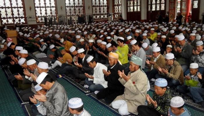 muslim2day's tweet photo. 6 أشهر على اعتقال شرطة الحزب الشيوعي الصيني للعالم والداعية المسلم "يوسف ما تشانغ شنغ" في مدينة يونان الصينية، عائلة الشيخ حتى اليوم لا تعرف مكانه.
الشيخ من زعماء المسلمين الهوي في الصين.
#تداعي_الأمم #الهوي #الصين
#Hui #Huimuslim https://t.co/4vTpOfJKN4