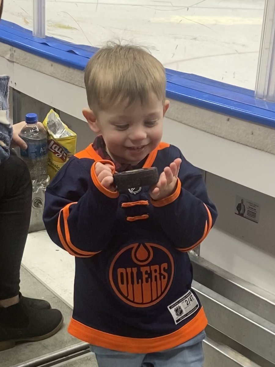 Morley_Scott's tweet photo. Big thanks to the @whl ref who gifted Milo a puck at the end of the 2nd period. #MadeHisDay #ItsCold https://t.co/oalOcQt7OF