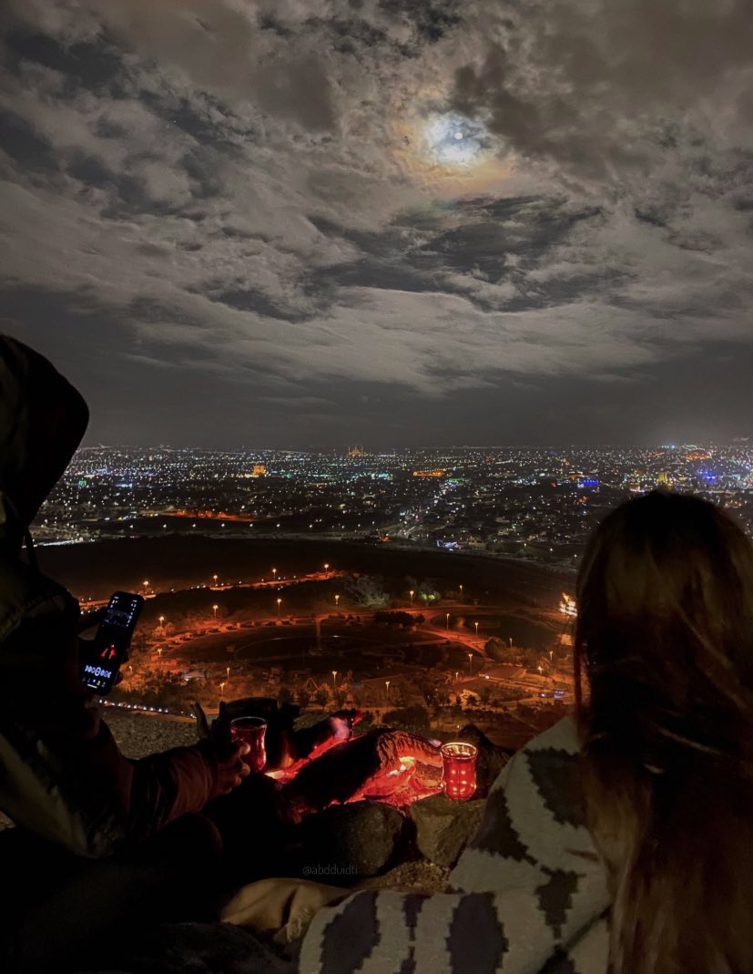 البـارحه لــيـــل و قمــر 
والساعه ان طالت ثمان

نـسـيـمـه البـارد يــمــر
واخايله لمست حــنـان

سهرت بــي لـيـلة عمـر 
واقفيت مـع زلّـة لسـان

الضيف : قـدره بـالصدر 
ولا انت يـا راع الــمـكـان

بـيـن الـمـحانـي مستـقر 
من راسـي لـ عظم البنـان