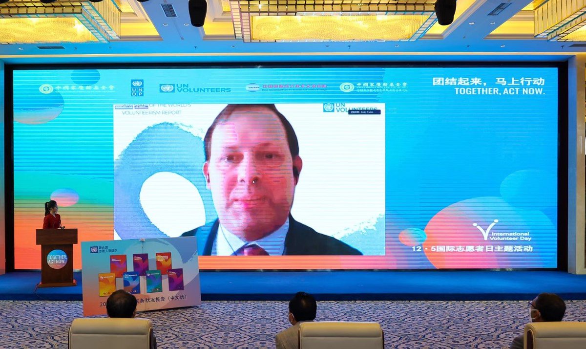 UNVAsiaPacific's tweet photo. Mr. @dimworldtw, Deputy Regional Manager for @UNVAsiaPacific shared the key findings of the flagship #SWVR2022 and presented new evidence, trends and practices of #volunteering around the globe. https://t.co/RCnnayBs9S