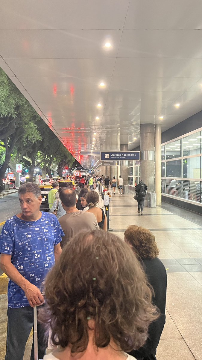 RealGustXD's tweet photo. De mi casa al aeropuerto menos de 1000$ por DiDi. Del aeropuerto a casa por esta mafia de taxis BA 1700$. Basta de robar a la gente BA Taxi. Arriba las apps que no te hacen pagar de más. @horaciorlarreta https://t.co/P6w1Yj5fvO