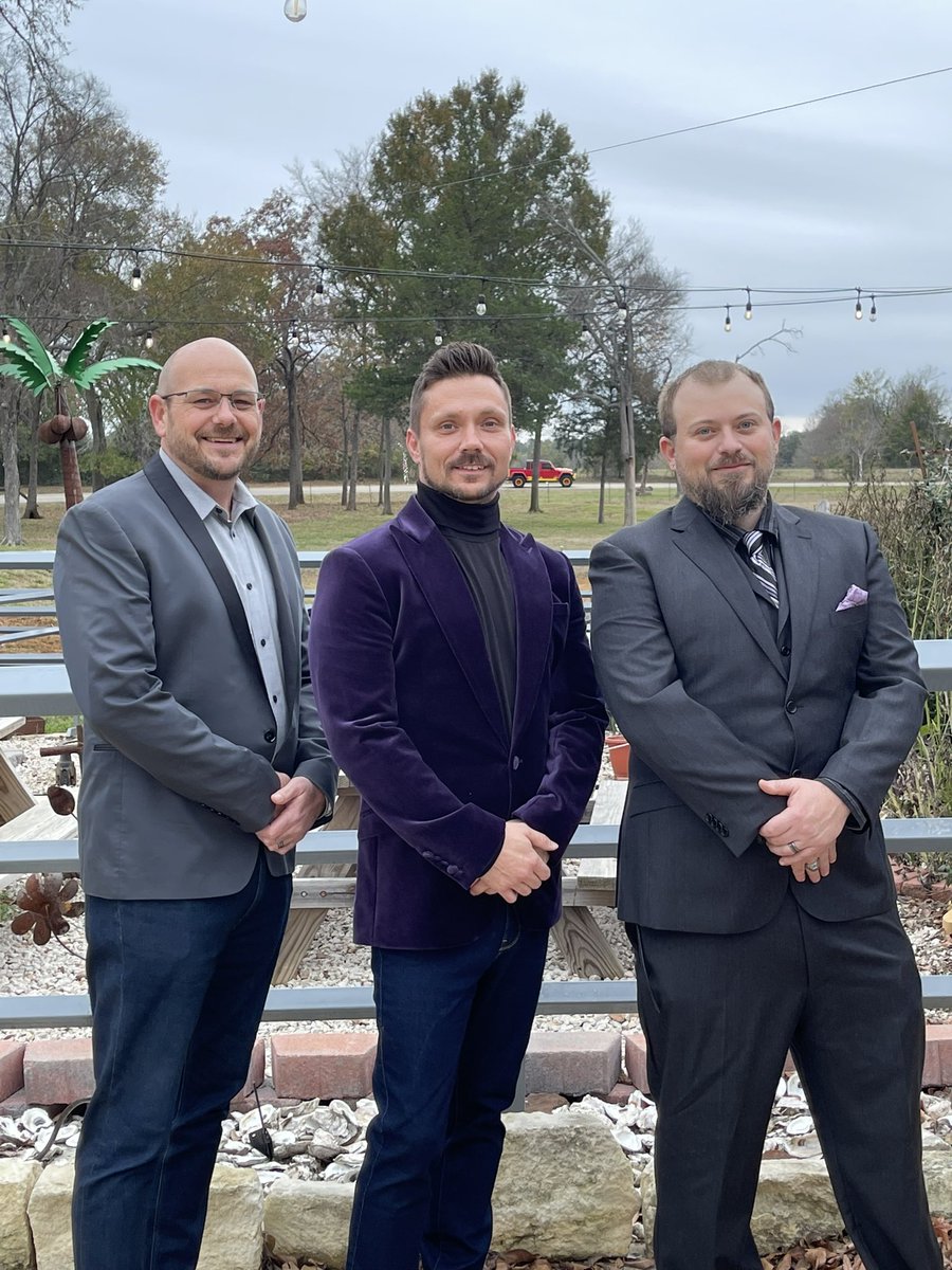 LeeroyBarfield's tweet image. Congratulations to my girl @CourtHend2012 and Carlos on tying the knot! Lots of her Chili’s 🌶️ family attended to show love! #chilislove #wedding #mstomrs #family