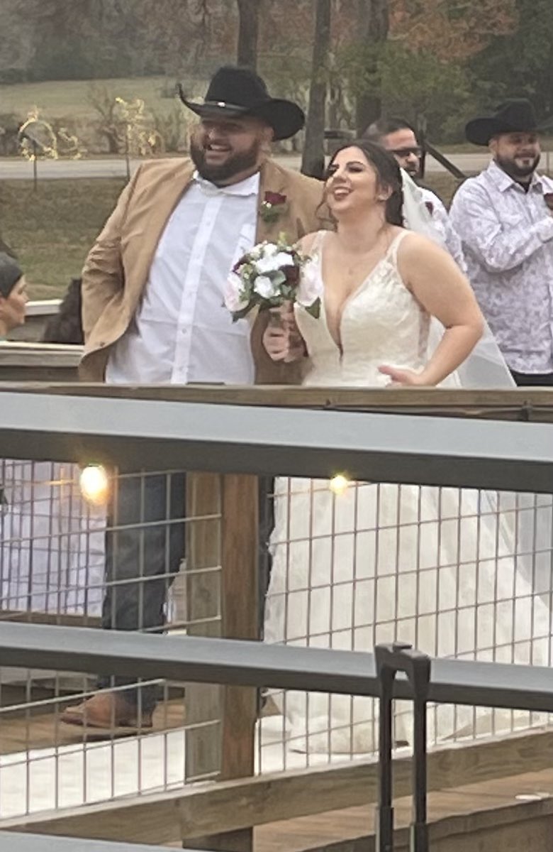 LeeroyBarfield's tweet image. Congratulations to my girl @CourtHend2012 and Carlos on tying the knot! Lots of her Chili’s 🌶️ family attended to show love! #chilislove #wedding #mstomrs #family