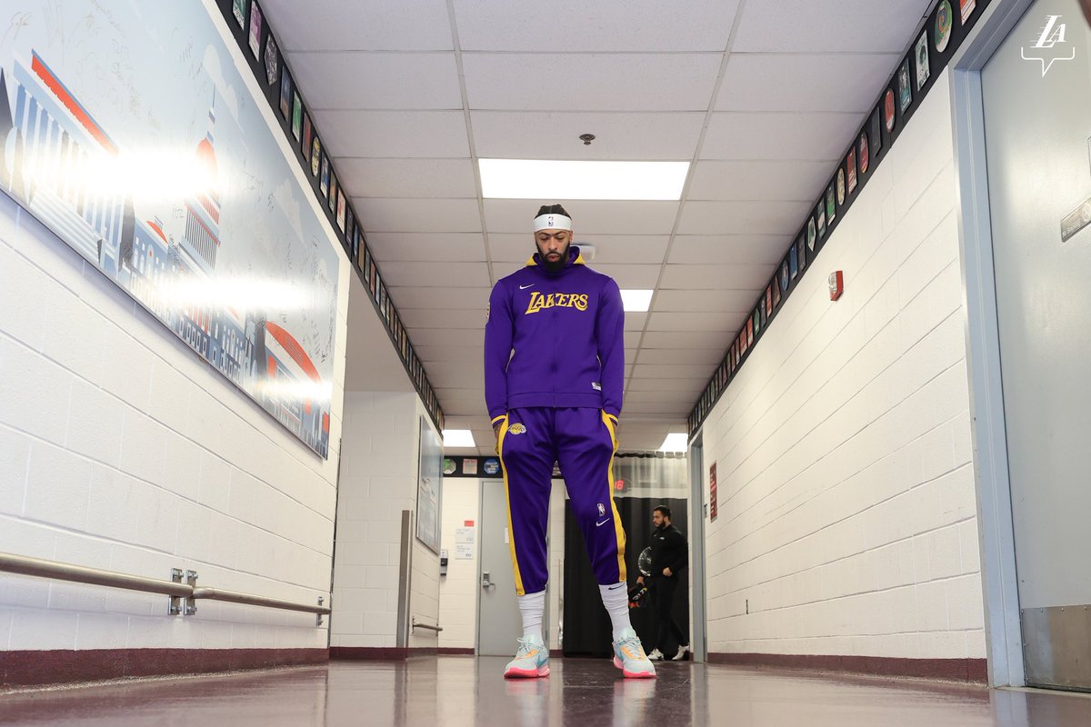 Anthony Davis in 3 quarters vs Wizards 41 Points 14 Rebounds 3 Blocks 16/22 73% FG MVP.