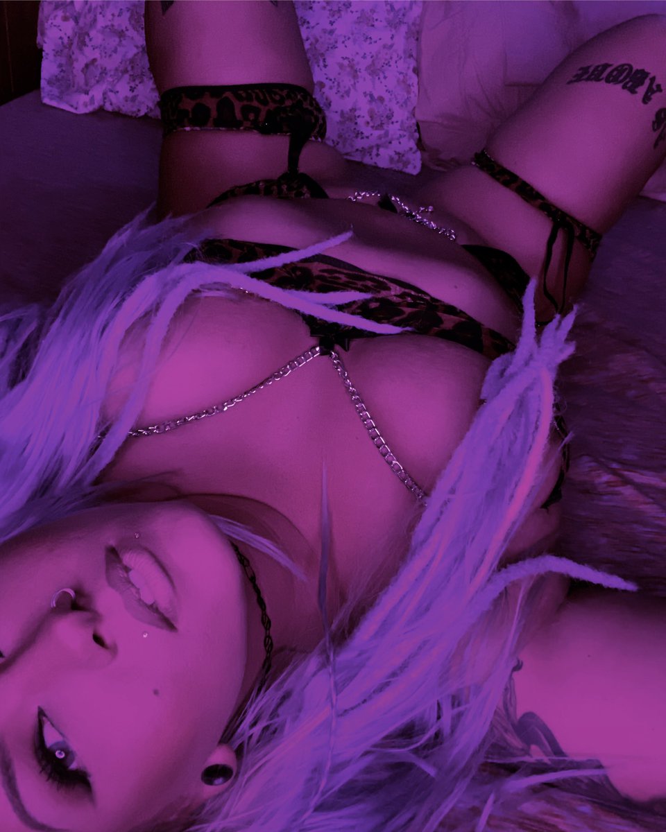 ThicLord's tweet photo. Link in Bio for all my secrets😈 #of #onlyfans #thickaf #thicc #slut #findom #alternativegirls #bigtiddygoth #twitterfiles https://t.co/Orzy1g5zAS
