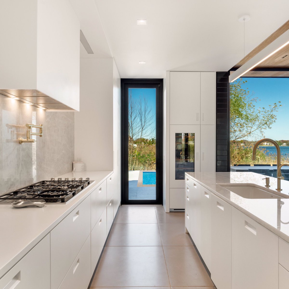 nharchny's tweet photo. A Kitchen with a view
.
.
#sagharborarchitect #sagharborrealestate #hamptonsrealestate #towdpointarchitect #towdpointbeach #towdpoint #naiztatandham #nhany #naiztatandhamarchitects #cornellarchitect #modernhouse #luxuryliving #hamptonsmodern #hamptonkitchen #modernkitchen https://t.co/07gltwoC4z