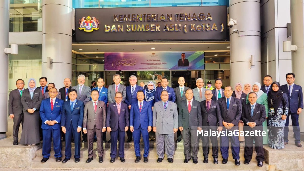 MalaysiaGazette's tweet photo. Menteri Sumber Asli dan Tenaga, Nik Nazmi Nik Ahmad bergambar bersama warga Kementerian Sumber Asli dan Tenaga (KetSA) sebelum membuat clock-in pagi tadi.
#malaysiagazette #MGNews #putrajaya #KetSA https://t.co/Uc0FTYBwOK