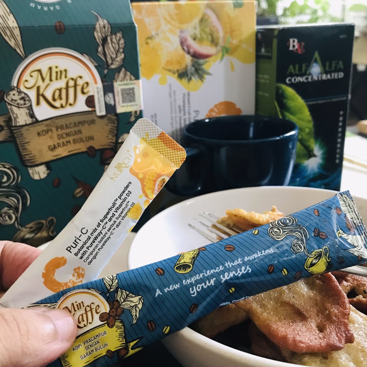 Azmi_Zahari_'s tweet photo. Bismillah…jemput minum..
(sambil dgr Morning booster with Mentor🔥😍)
selamat menjemput rezeki & stay safe
.
#minkaffe #puriC #Bvalfalfa https://t.co/8Y781kqxkw