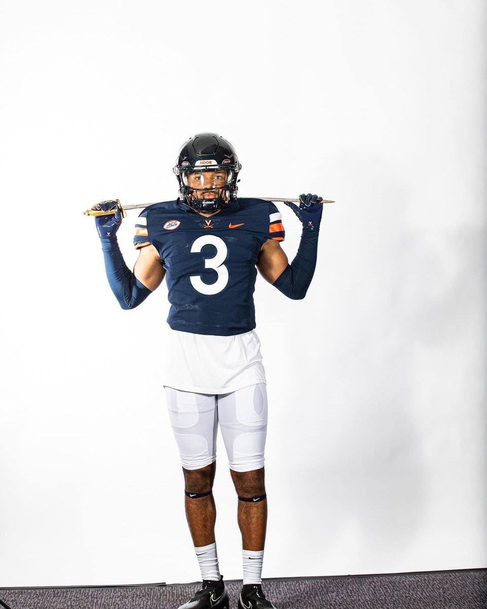 DonteHawthorne3's tweet photo. Had a great time on my official visit this weekend, can't wait to play in Charlottesville for the next few years!! #GoHoos #Hoos23 🔶⚔️🔷 https://t.co/b9h2FxHH6Z