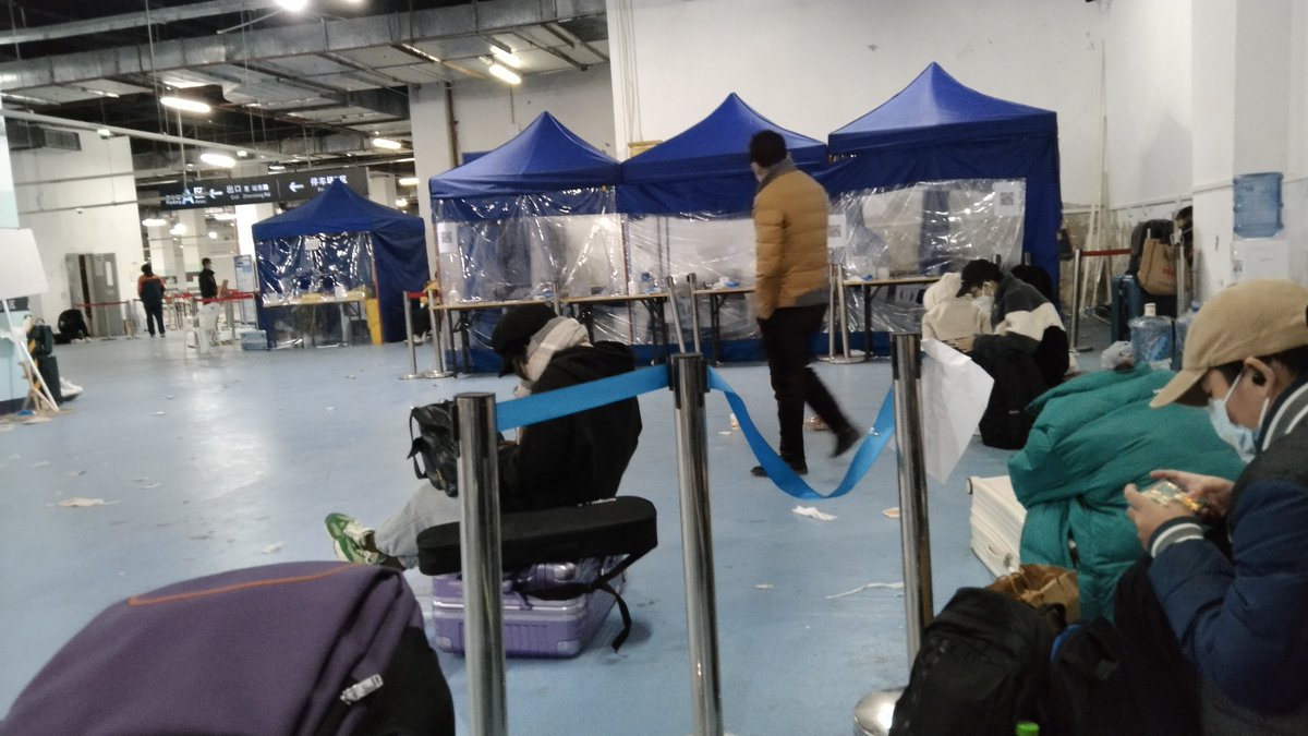 因为我是从重庆来的，要求闭环，约的车上不了，处处有人守，从昨天2点半到现在依旧在车站，只吃了昨天早餐，又冷又饿