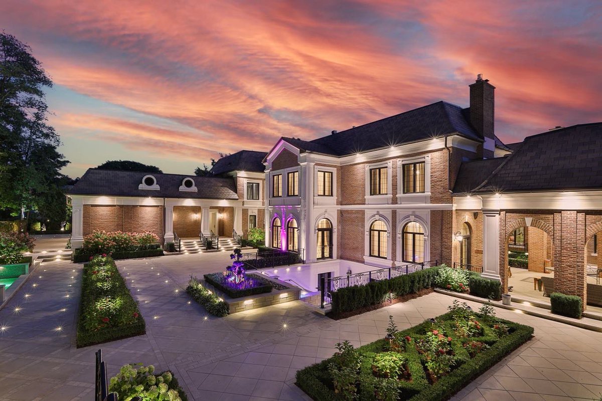 HomunculusEnt's tweet photo. A gorgeous home on the Bridle Path I shot at the end of the summer. 

#realestate #toronto #homes #torontorealestate
#torontohomes  #torontorealtor  #torontolisting #torontorealestateagent #gtarealestate #gtarealtor #gtahomes #property #sunset #dusk #twilight #twilightphotography https://t.co/8xqjM4nsiY