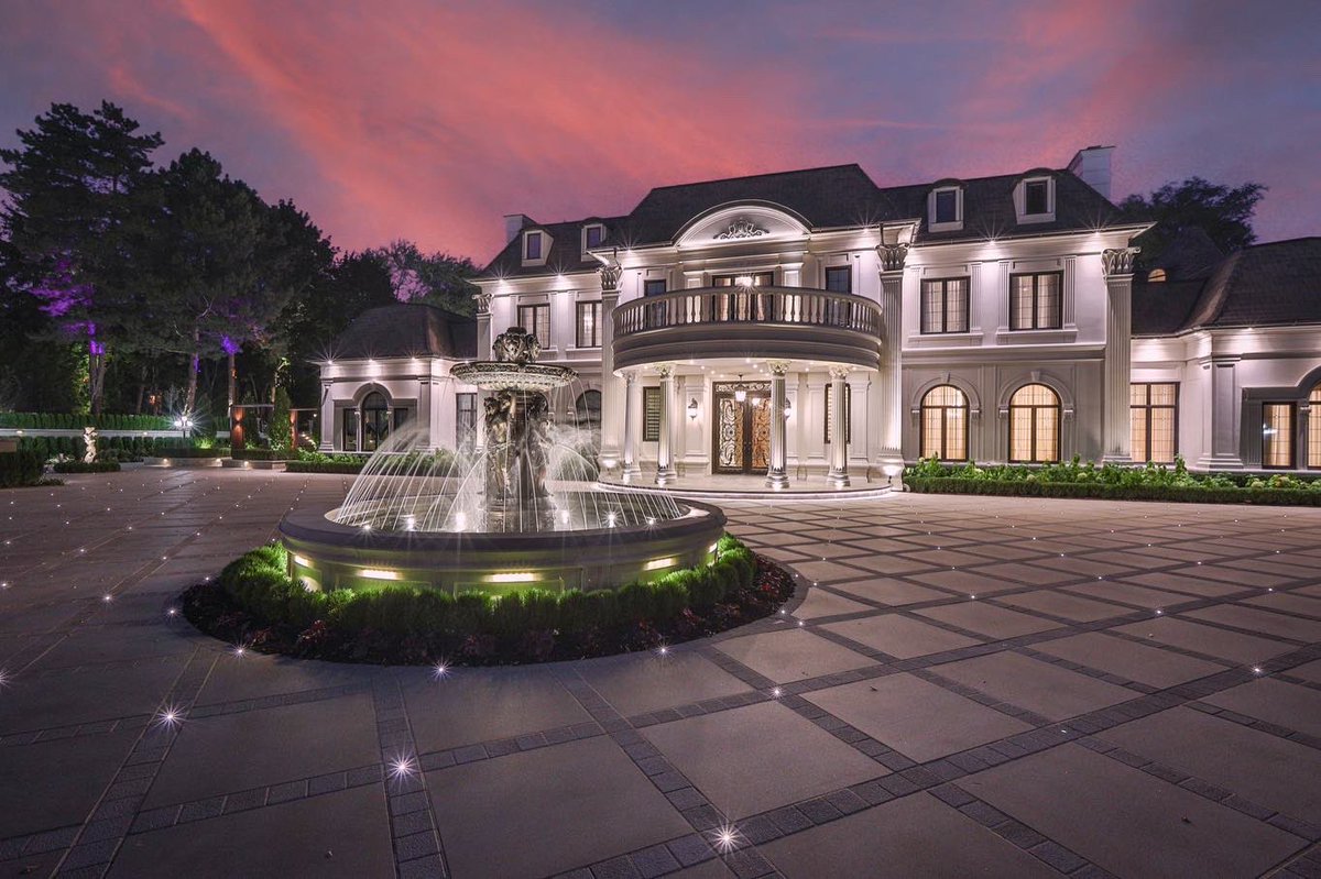 HomunculusEnt's tweet photo. A gorgeous home on the Bridle Path I shot at the end of the summer. 

#realestate #toronto #homes #torontorealestate
#torontohomes  #torontorealtor  #torontolisting #torontorealestateagent #gtarealestate #gtarealtor #gtahomes #property #sunset #dusk #twilight #twilightphotography https://t.co/8xqjM4nsiY