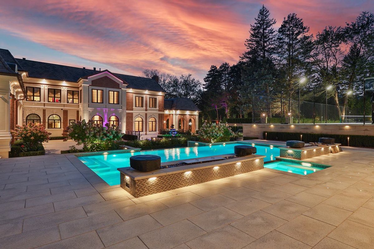 HomunculusEnt's tweet photo. A gorgeous home on the Bridle Path I shot at the end of the summer. 

#realestate #toronto #homes #torontorealestate
#torontohomes  #torontorealtor  #torontolisting #torontorealestateagent #gtarealestate #gtarealtor #gtahomes #property #sunset #dusk #twilight #twilightphotography https://t.co/8xqjM4nsiY