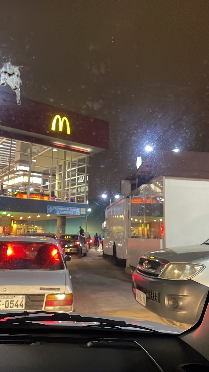 PaitoPineida's tweet photo. @ElRecreoQuito señores una hora para salir del centro comercial es demasiado deberían poner algún agente de seguridad a que ayude a desfogar y facilite la salida https://t.co/r65pDzfnX1