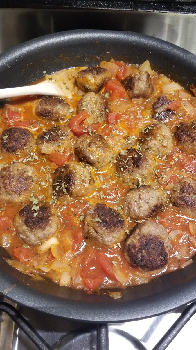 LieskeKathryn's tweet image. Sunday cooking...Mediterranean Lamb Meatballs and olive oil bread a la @lifesafeast 
#orangeappeal 
#isolationbaking