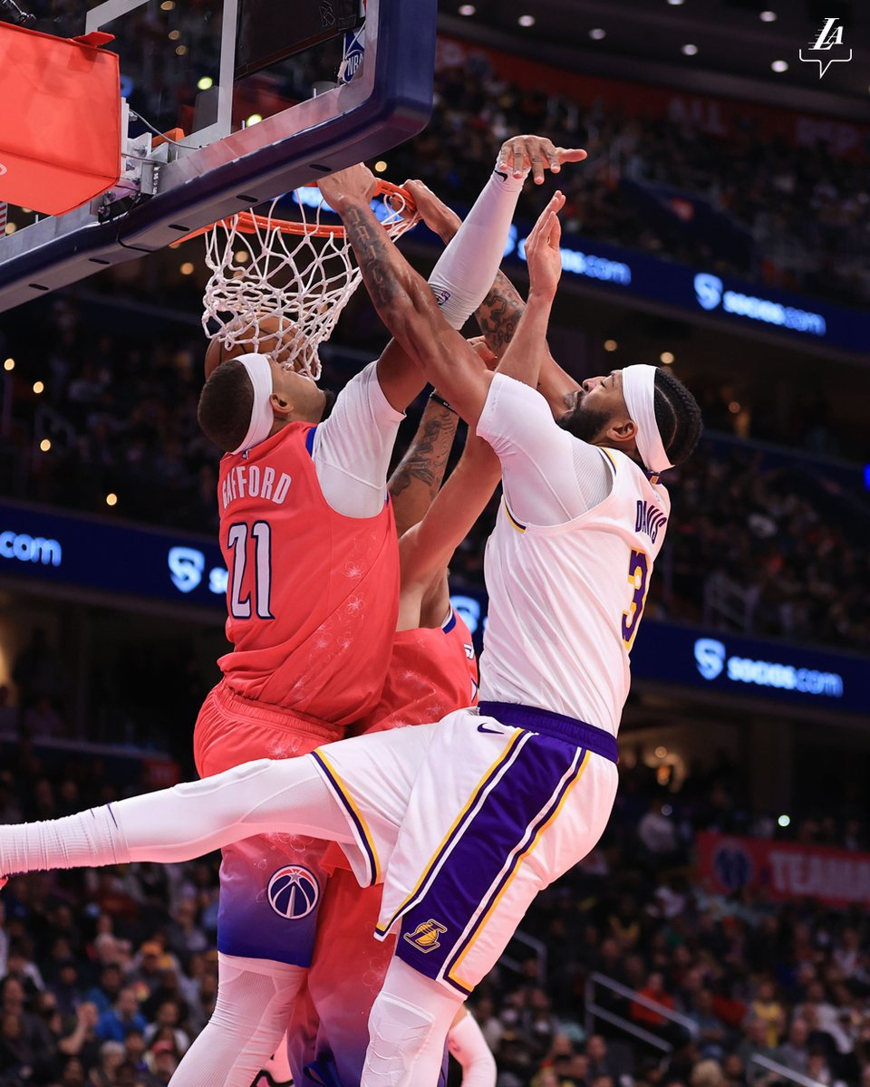Ballislife's tweet photo. Anthony Davis went off for 55 and is the first Laker with back-to-back 40-point games since Kobe Bryant! 

55 PTS, 17 REB, 3 BLK (73% FG)
44 PTS, 10 REB, 3 BLK (67% FG) https://t.co/7Bdw51rkIS
