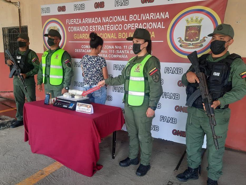 IvonneTcnel's tweet photo. La #FANB detiene una ciudadana por narcotraficante intentando traspasar el territorio nacional desde el estado Zulia con más de 1 kg de cocaína, otra ciudadana ingenua trabajando para los grupos terroristas del narcotráfico quienes usan y desechan a los inocentes. https://t.co/Uh52x844bi