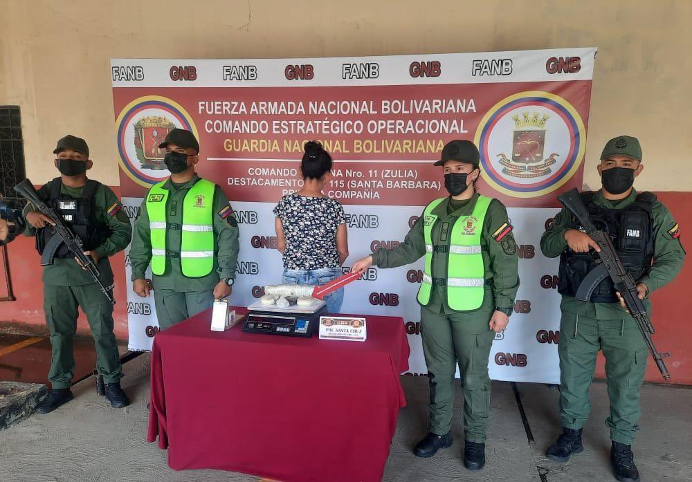 IvonneTcnel's tweet photo. La #FANB detiene una ciudadana por narcotraficante intentando traspasar el territorio nacional desde el estado Zulia con más de 1 kg de cocaína, otra ciudadana ingenua trabajando para los grupos terroristas del narcotráfico quienes usan y desechan a los inocentes. https://t.co/Uh52x844bi
