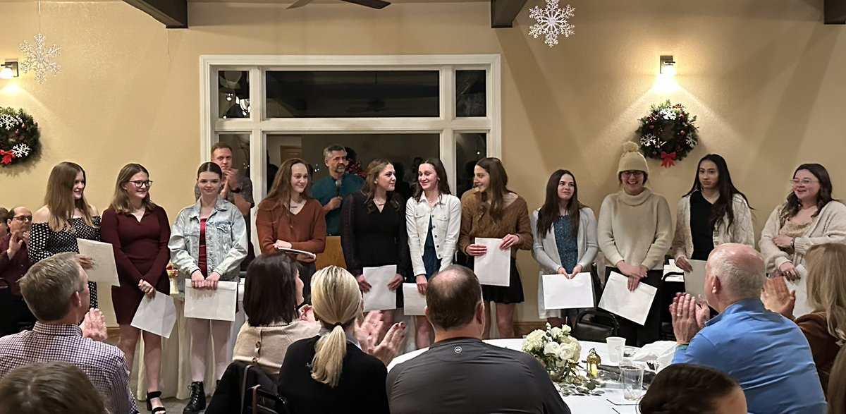 dchsswimanddive's tweet photo. Seniors, Juniors, Sophs &amp; Freshmen swimmers &amp; divers. https://t.co/DBFDPrspjv