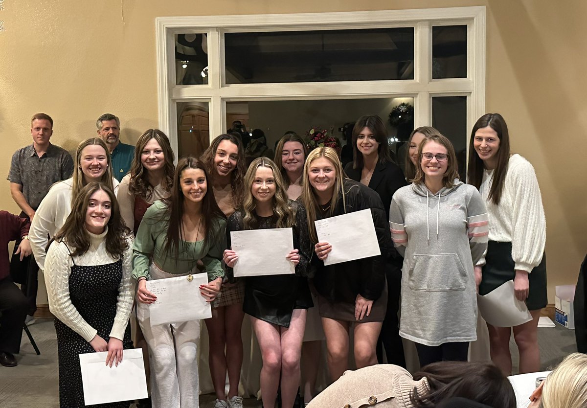dchsswimanddive's tweet photo. Seniors, Juniors, Sophs &amp; Freshmen swimmers &amp; divers. https://t.co/DBFDPrspjv