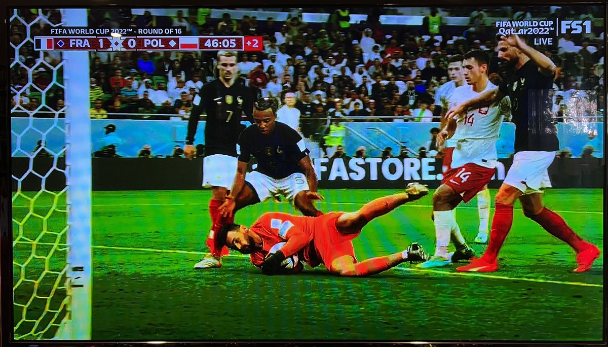 dajmeyer's tweet photo. Great Hugo Lloris recovery after bouncing ball off someone’s head. Check out his expression &amp; those of @_OlivierGiroud_, @AntoGriezmann &amp; @jkeey4!
Reminds me of Bruce Lee in Enter the Dragon, “We need emotional content.” https://t.co/wmN8aymzg1
#FRAvsPOL #WorldCup2022 https://t.co/rmbLZSQfyT